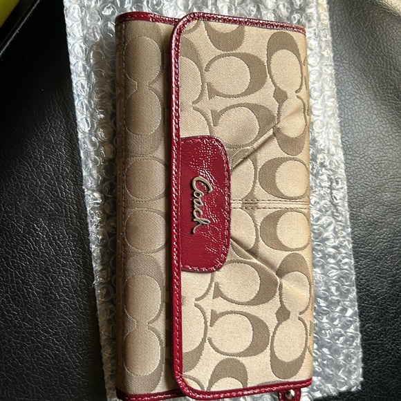 LIKE NEW Coach Tri fold Wallet and Checkbook Cover IN BEIGE WITH Red trim - Picture 4 of 11